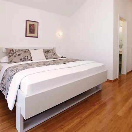 Four-bedroom In Gradina Holiday home Rudina