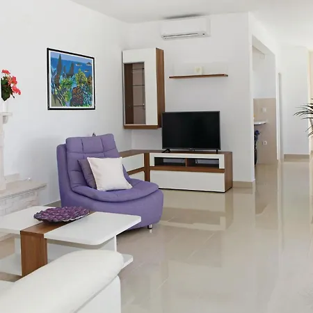 Four-bedroom In Gradina *