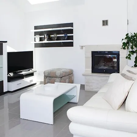 Holiday home Four-bedroom In Gradina