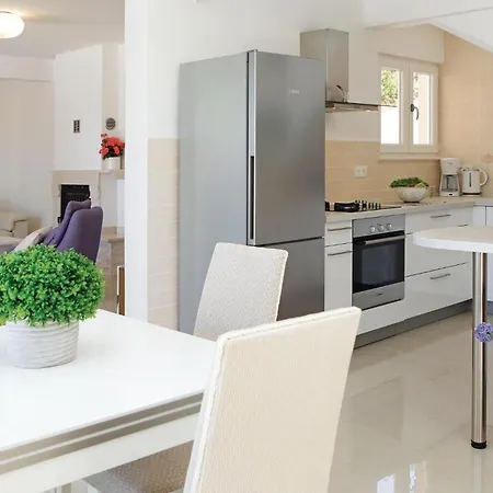 Four-bedroom In Gradina *