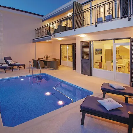 Four-bedroom In Gradina Holiday home Rudina