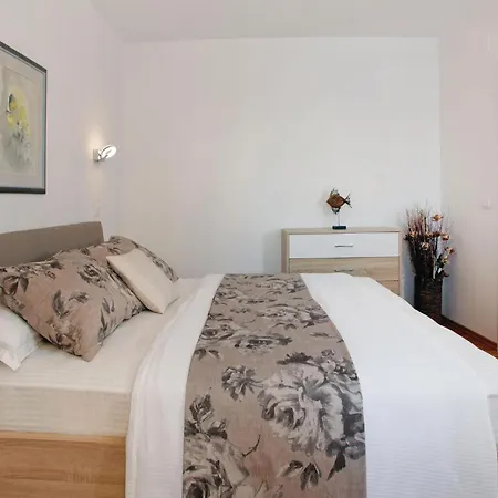 Four-bedroom In Gradina