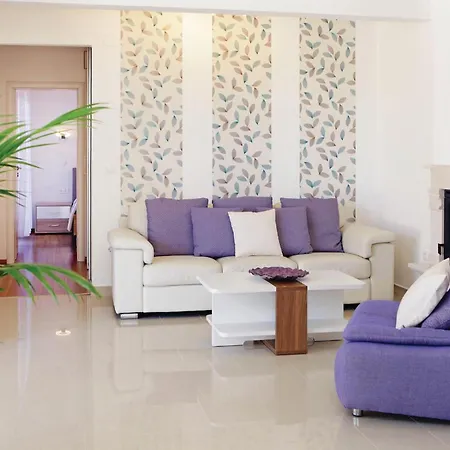 Four-bedroom In Gradina Holiday home *