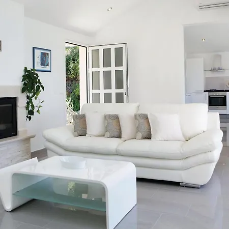 Four-bedroom In Gradina Rudina