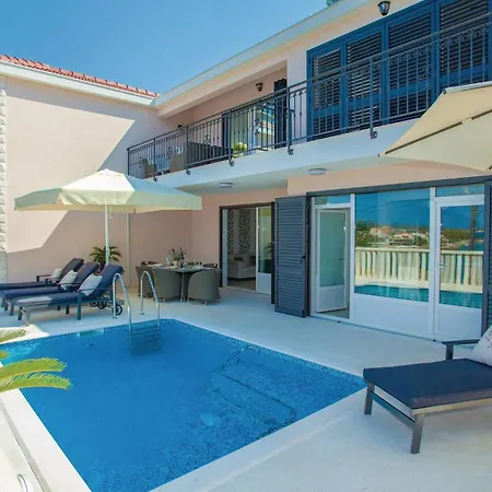 Four-bedroom In Gradina Holiday home